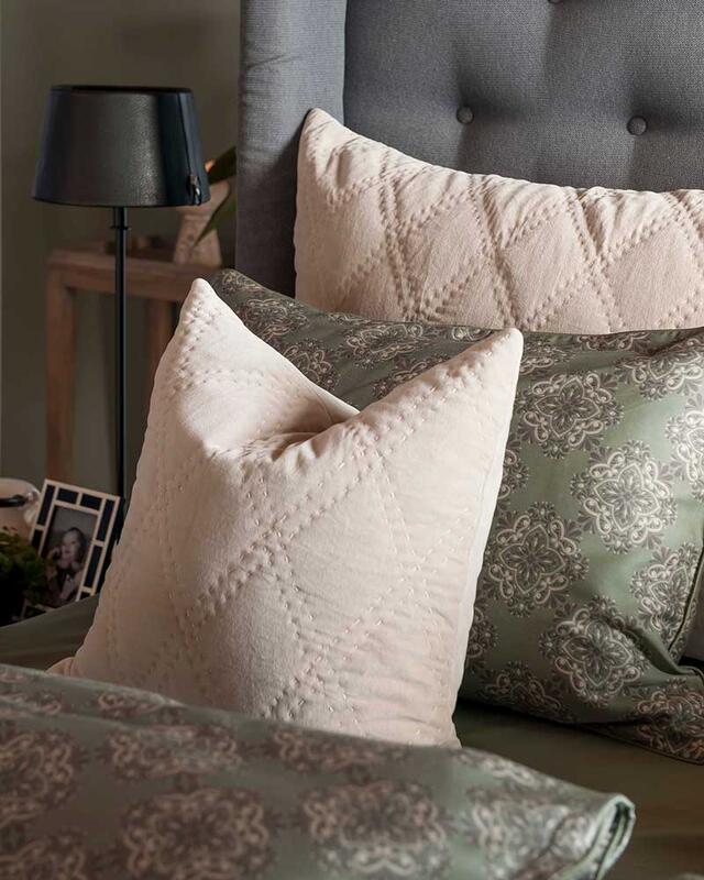 Alba er et elegant sengetøy i fin satengkvalitet av 100 % bomull. Grønn bise rundt både putevar og dynetrekk er en fin detalj som gir sengesettet det lille ekstra. Pynteputer og hotellputer i velour i fargen sand tar opp den lyse fargen i sengesettet slik at det blir en helhetlig stil. Velourputene er også fra Borås Cotton og heter Marseille.